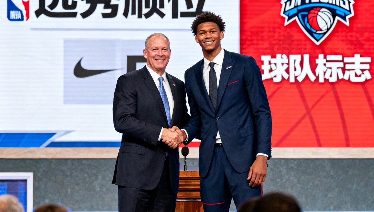NBA选秀大会现场，新秀球员与总裁握手合影，背后大屏幕显示选秀顺位和球队标志
